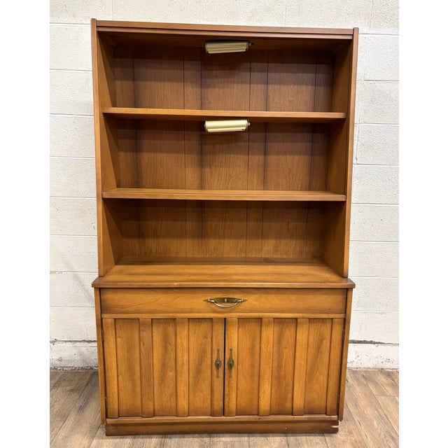 This is a gorgeous vintage American of Martinsville MCM mid century modern lighted china cabinet and hutch 9C4-16. It...