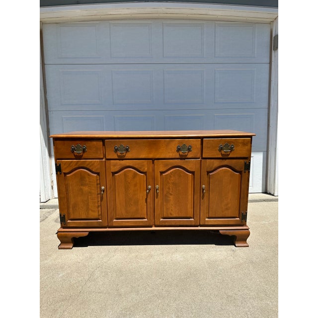 American Vintage 1960s Ethan Allen by Baumritter Solid Maple Hutch & Buffet Set – Early American Collection, Nutmeg Maple Finish For Sale - Image 3 of 11