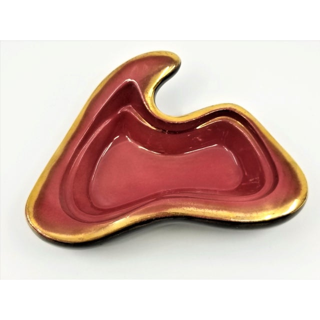 Mid 20th Century Vintage Raspberry Pink Gold and Black California Pottery Ceramic Boomerang Bowl For Sale - Image 5 of 8