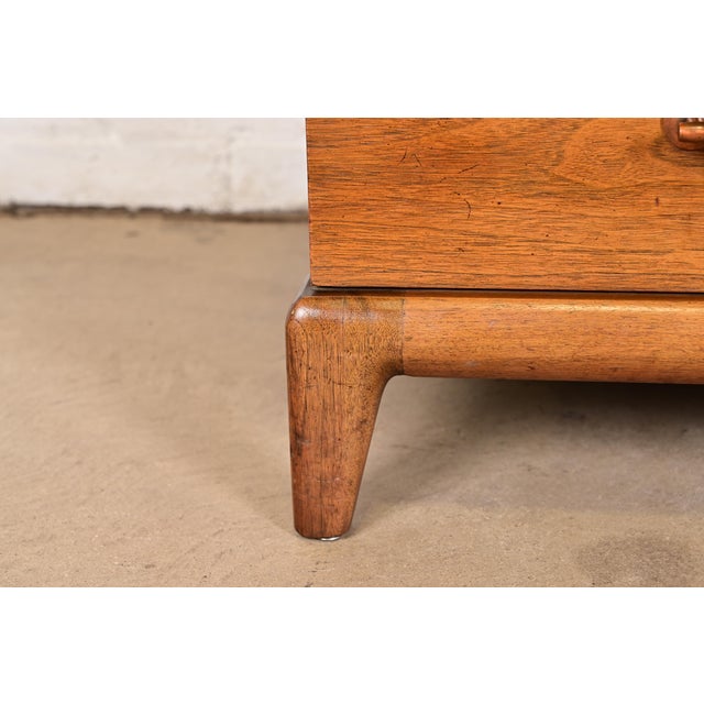 Heritage Henredon Mid-Century Modern Sculpted Walnut Nightstands, Pair For Sale - Image 12 of 16