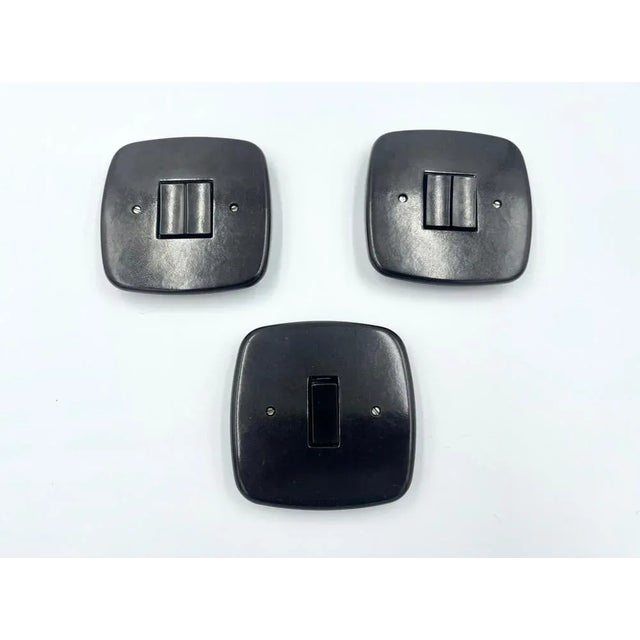 Two double and one single switch. One of the doubles is also single, the key is artificially divided into two parts.