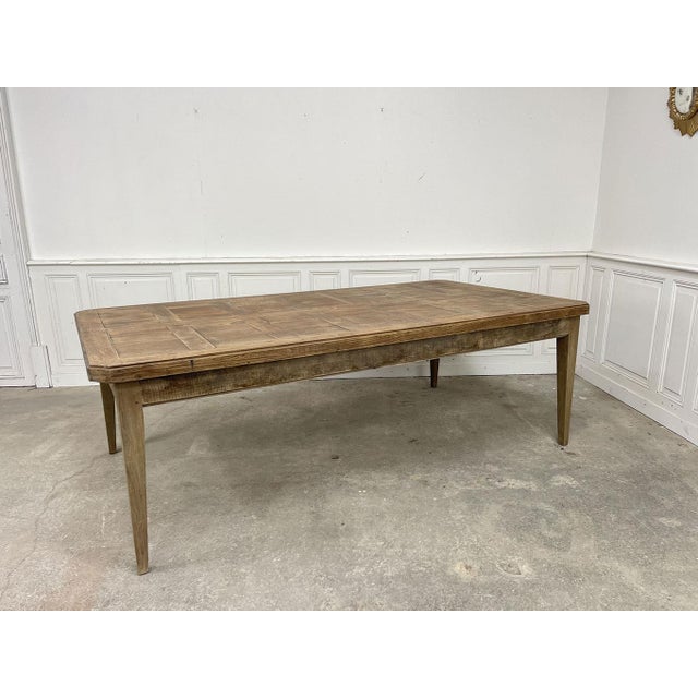 Originating from a former hunting lodge, this large solid oak farmhouse table dates from the 1930s. Every detail has been...