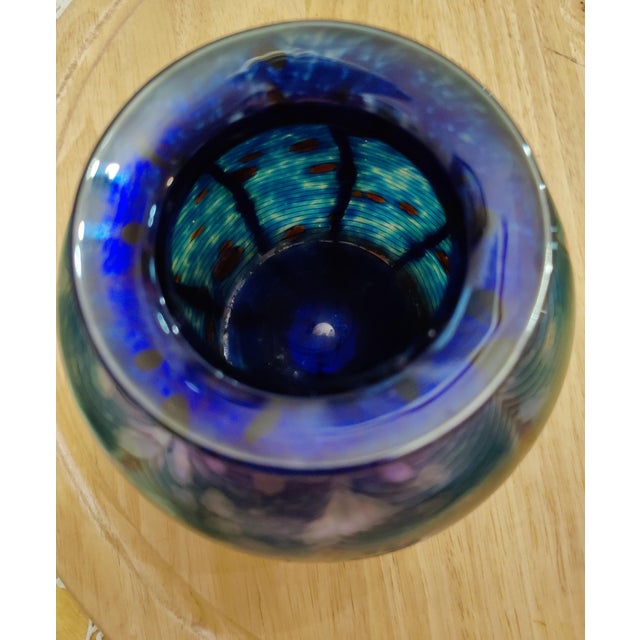 Vintage Tom Philabaum Iridescent Feather Reptilian Art Glass Vase, Signed Philabaum 2001 For Sale - Image 9 of 11