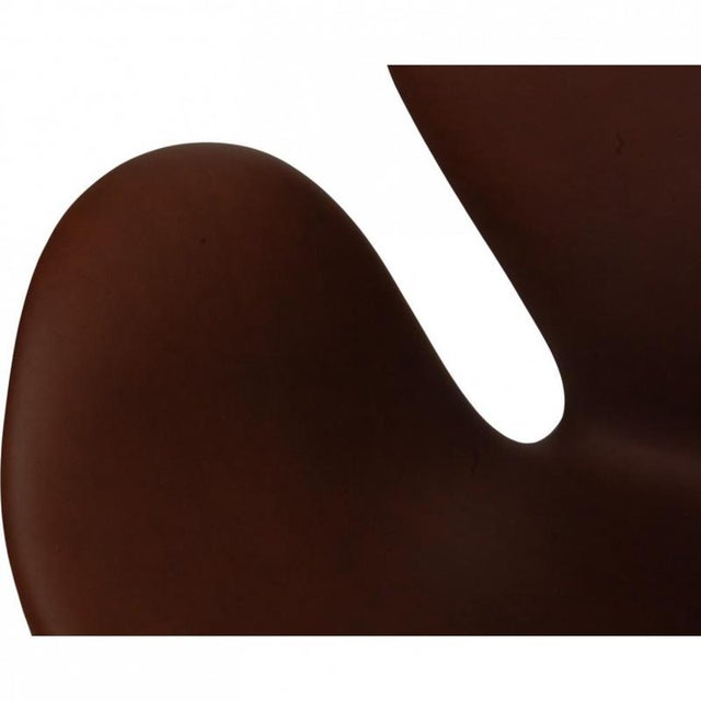 Swan Chair in Mokka Classic Leather by Arne Jacobsen, 2000s For Sale - Image 10 of 14