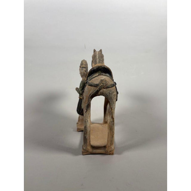 Tan Ming Dynasty Mingqi figurine of a groom, terracotta - China, 22cm, Archaeology For Sale - Image 8 of 9
