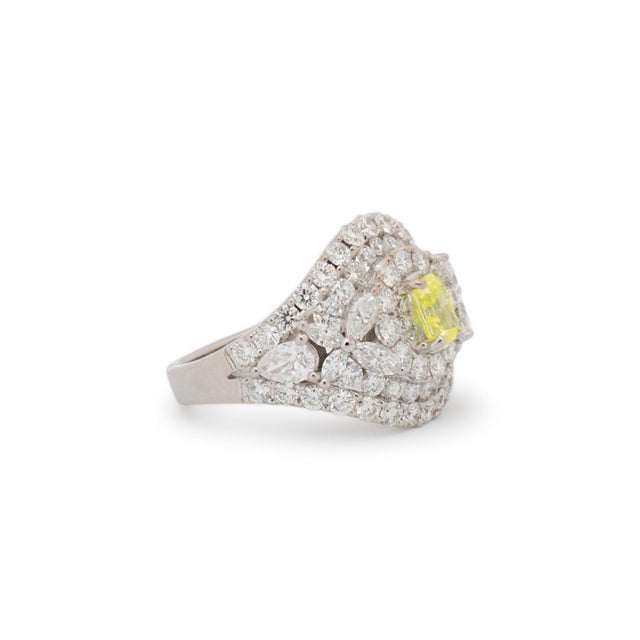 Ladies 18k White Gold Gia Certified Fancy Vivid Green-Yellow Cocktail Ring Size 6 For Sale In Houston - Image 6 of 11