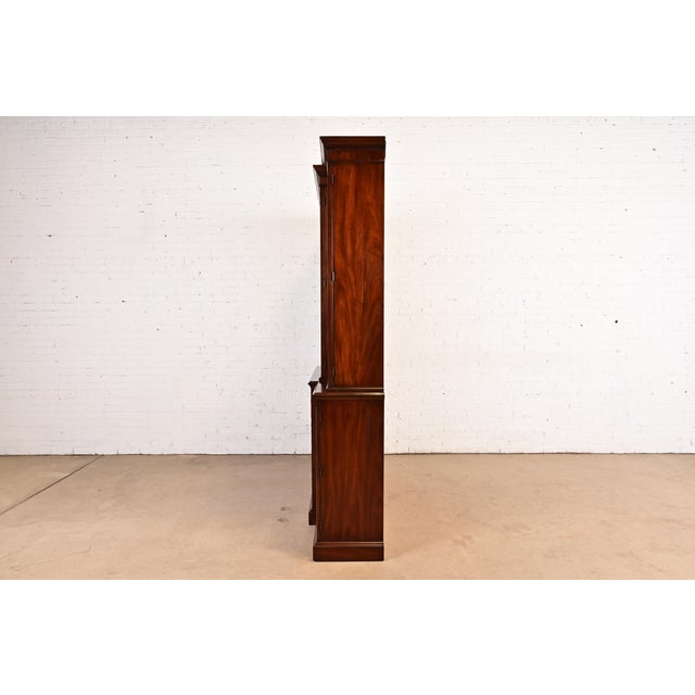 Henkel Harris Georgian Carved Mahogany Lighted Breakfront Bookcase Cabinet For Sale - Image 16 of 18