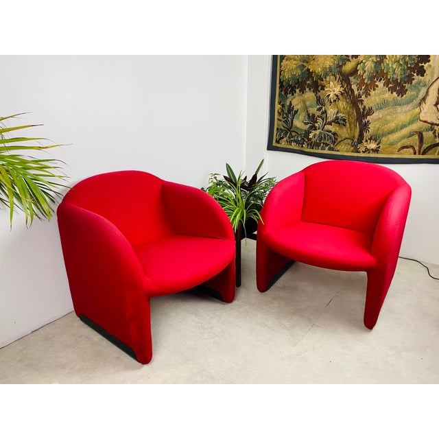 Pair of “Ben” armchairs designed by Pierre Paulin for Artifort in the 1970s. These armchairs are upholstered in their...