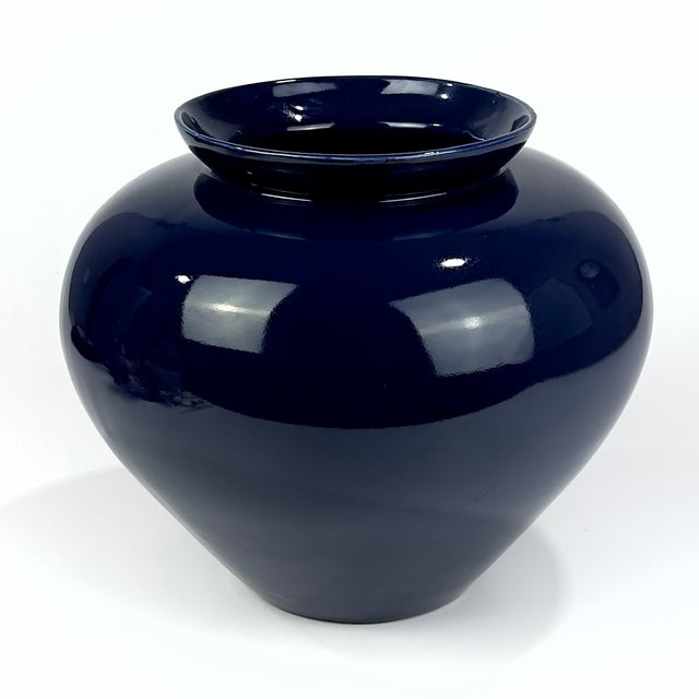 Mid-Century Modern Extra Large Ink Blue Ceramic Vase by Haeger No. 4313. Made in Usa For Sale - Image 3 of 9
