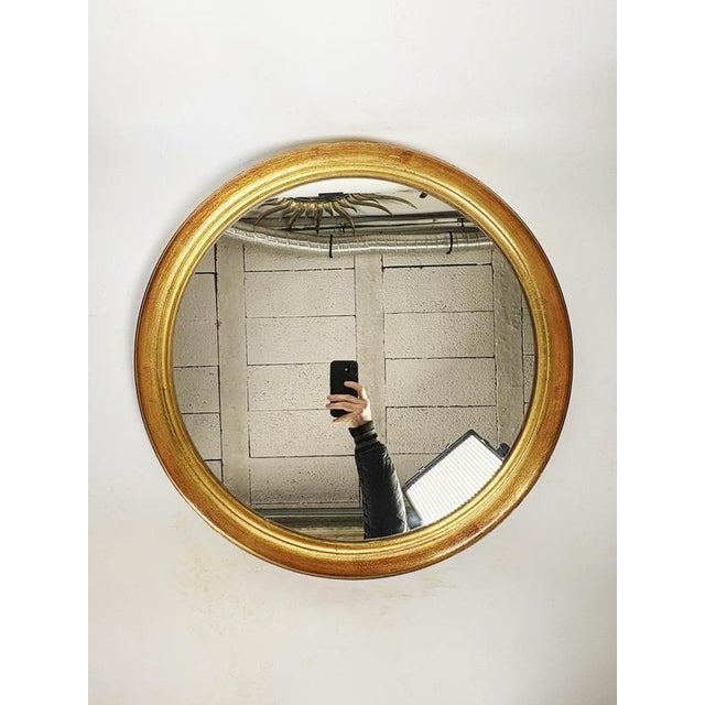 An elegant oval mirror in carved and gilded wood, dating from the 20th century and made in France. Its soft, balanced...