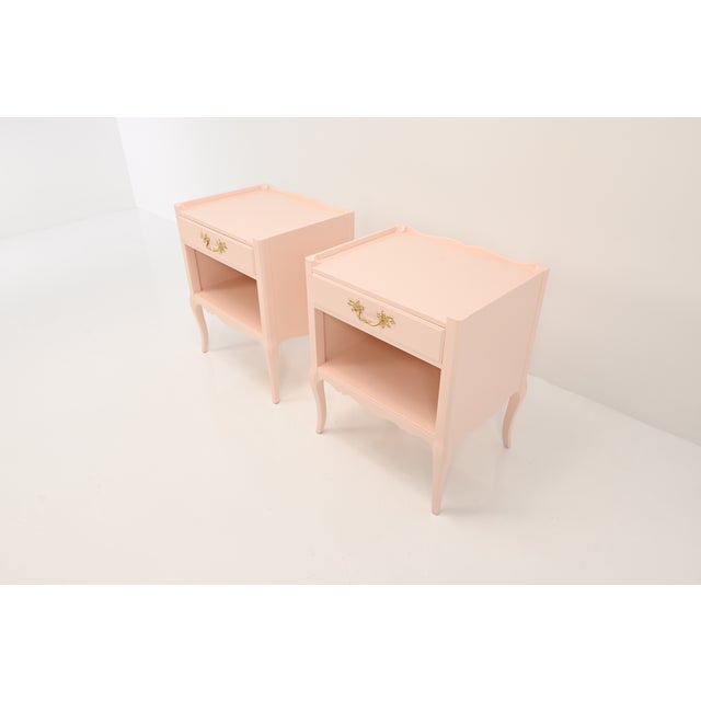 1960s Henredon French Provincial Louis XV Style Pink Lacquered Nightstands, Pair | Newly Refinished For Sale - Image 5 of 15