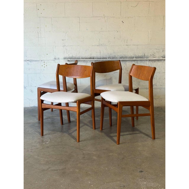 1960s Dux Teak Dining Chairs Set of 4 With Light Upholstery Danish Mid-Century Modern 1960s For Sale - Image 5 of 11
