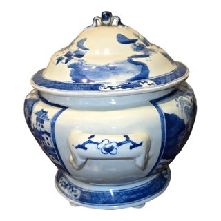 16th Century Qing Dynasty Blue and White Porcelain Tureen For Sale