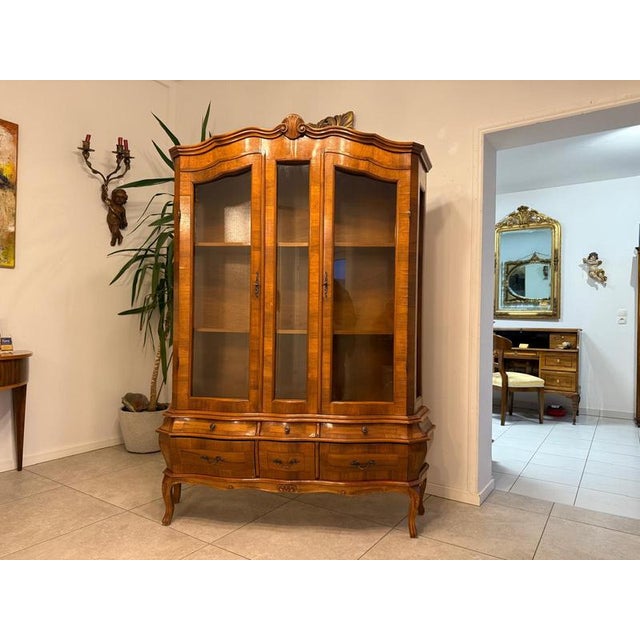 Original Baroque-style display cabinet/bookcase circa 1975. Dimensions: Height x Width x Depth 193 x 146 x 40 cm....
