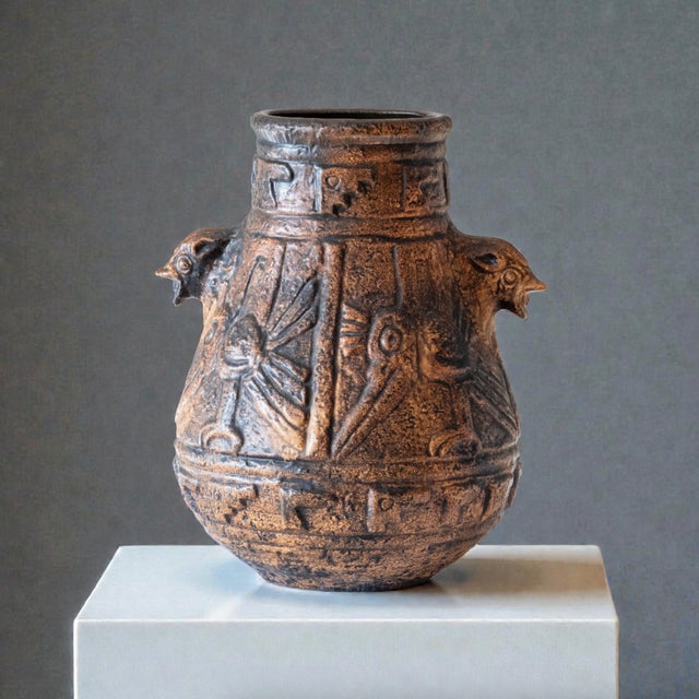 A very large and imposing Aztec vase by Jasba, made of ceramic and dating from 1960. Inspired by pre-Columbian...