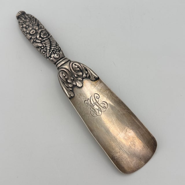 Antique Repoussé Frisiertisch Set in Sterling Silber from Tiffany & Co., 1890s, Set of 7 For Sale - Image 14 of 18