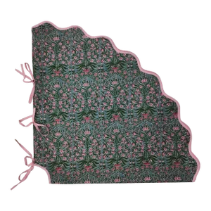 Handmade Scalloped Dark Green Christmas Floral Tree Skirt with Pink Piping