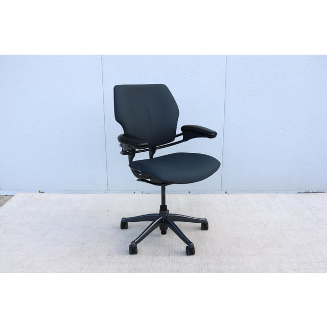 Humanscale Freedom Ergonomic Task Desk Chair in Graphite Leather, Slightly Used For Sale - Image 4 of 18