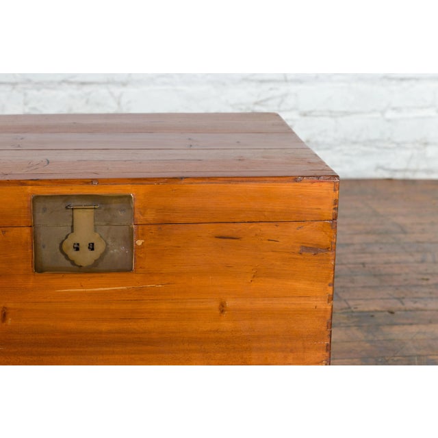 Early 20th Century Chinese Late Qing Dynasty Pine Chest with Brass Hardware and Bracket Feet For Sale In New York - Image 6 of 13