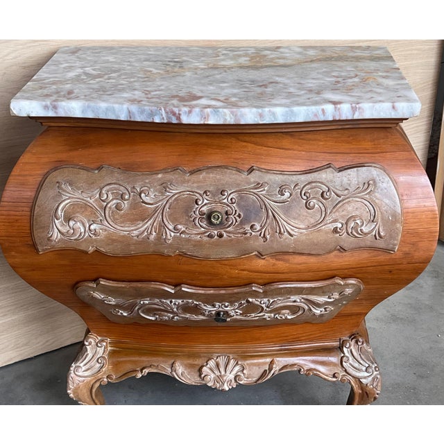 Early 20th Century Pair of Bombé Carved Nightstands with three Drawers and Marble Top, Mariano Garcia For Sale In Miami - Image 6 of 18