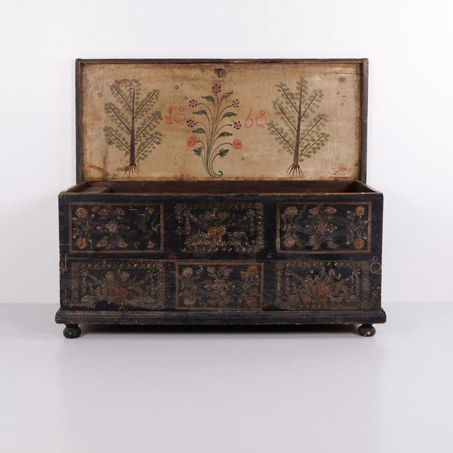 Large original painted chest dating from the 19th century, decorated with hand-painted floral motifs. Crafted in wood, the...