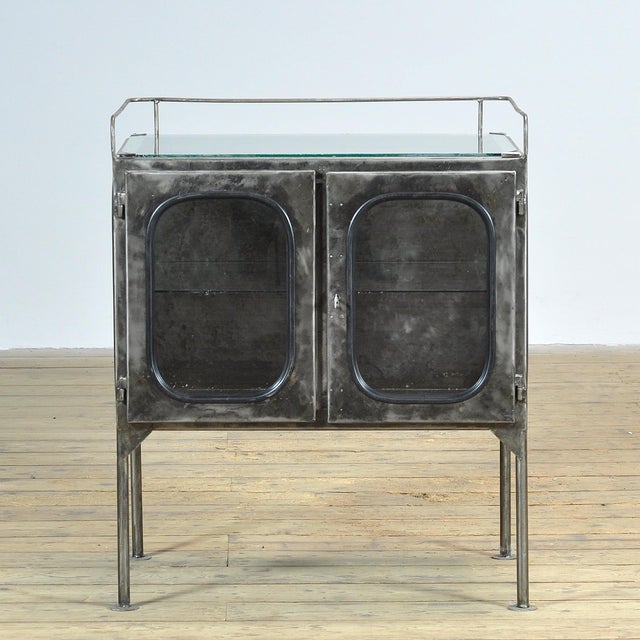 This vintage hospital cabinet from the 1970s is a unique and functional object with character. Produced in Hungary, made...
