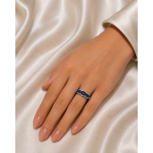 Modern Late 20th Century 14K White Gold Graduated Sapphire Diamond Band Ring, Size 6.75 For Sale - Image 3 of 3