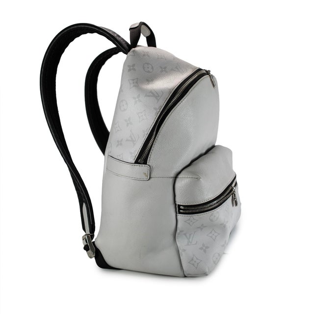 Modern Louis Vuitton Discovery Taigarama Grey Monogram Canvas Backpack Bag For Sale - Image 3 of 12