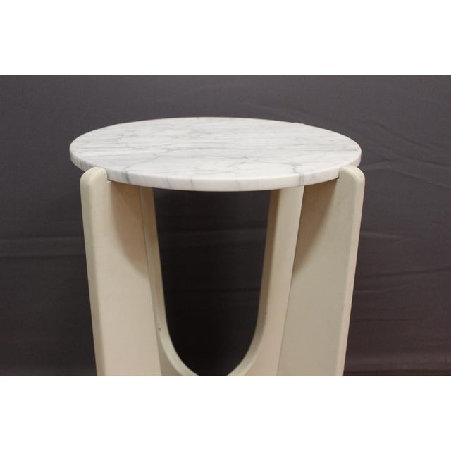Pedestal Table in White Lacquered Wood and Marble, 1970s For Sale - Image 3 of 14