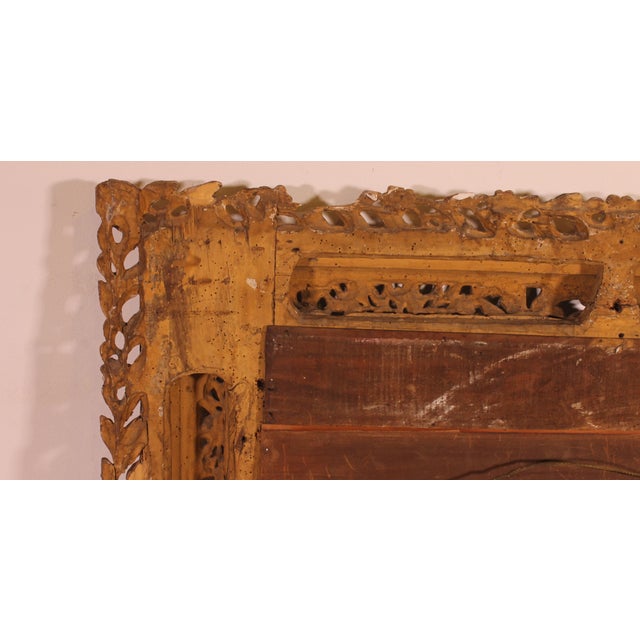 Superb Italian mirror in gilded wood from the 18th century The decor is decorated with foliage, acanthus and finely carved...