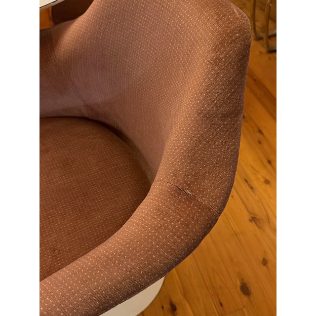 White Vintage Mid Century Eero Saarinen for Knoll Tulip Dining Table and 4 Swivel Chairs For Sale - Image 8 of 10