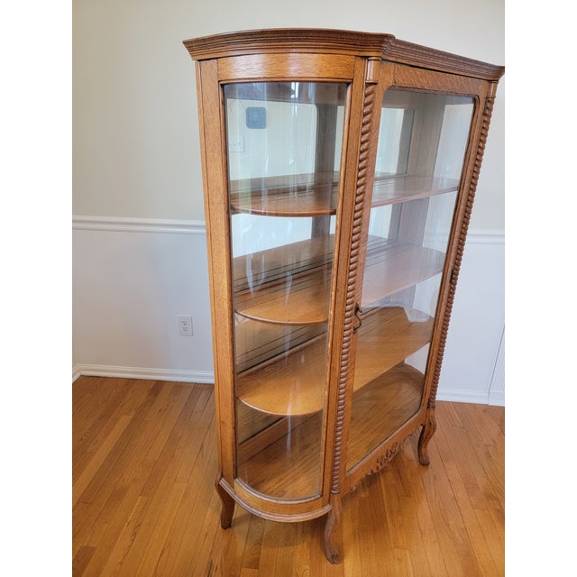 Traditional Antique Quarter-Sawn Oak Curved Glass China Cabinet, C. 1910 For Sale - Image 3 of 18