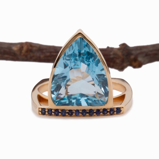 Modern 9.5ct Swiss Topaz Ring With Sapphire Accents: Solid 14k Gold, Trillion , Size 6.75 For Sale - Image 3 of 11