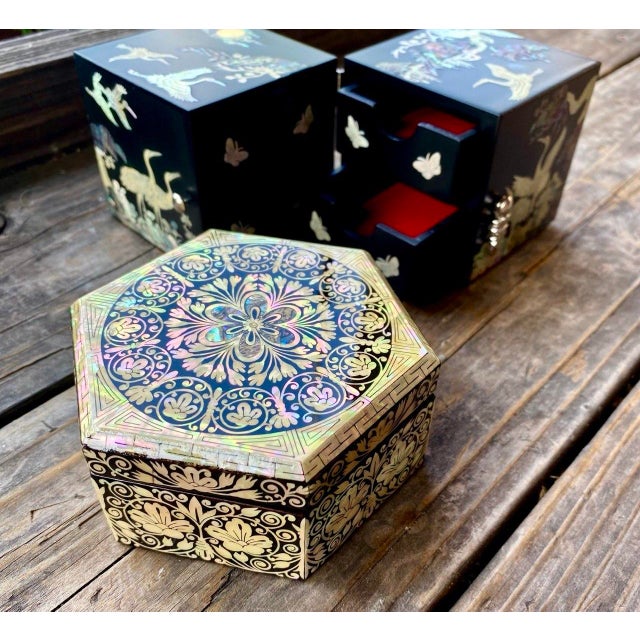 Korean Najeonchilgi Hexagonal Mother-of-Pearl Floral Lacquer Box For Sale - Image 14 of 15