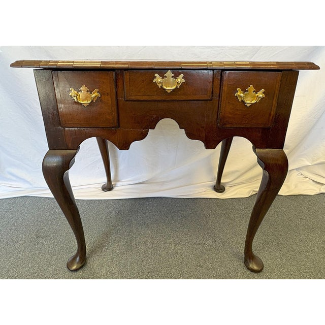 Wonderful antique Georgian style dressing table from the early 20th century. The piece is hand made of wood with dovetail...