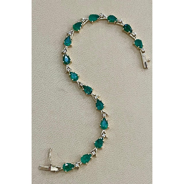 Contemporary 7 Carat Natural Brazil Emerald and Diamond Tennis Bracelet 14 Karat Yellow Gold For Sale - Image 3 of 18