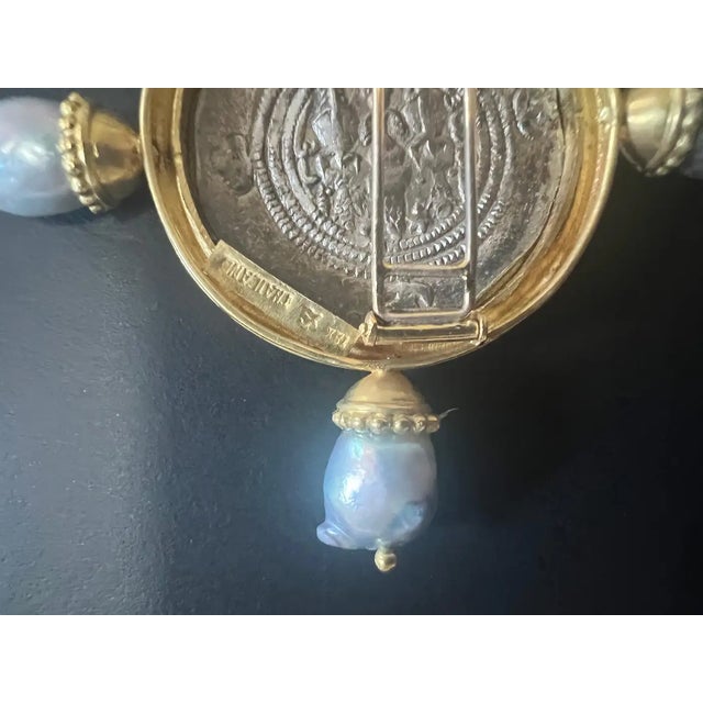 Baroque Elizabeth Locke Silver Sasanian Roman Coin Sea Pearl 18k Gold Frame Pin or Brooch For Sale - Image 3 of 9