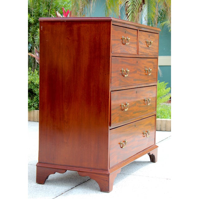 Antique English Georgian Mahogany 5-Drawer Chest – Dovetail Joinery, Brass Bail Pulls, Traditional Dresser For Sale In Naples, FL - Image 6 of 18