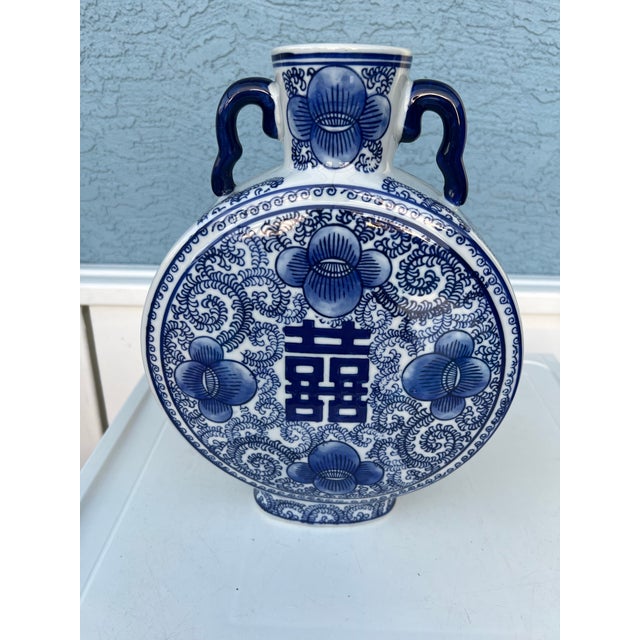 Late 20th Century Pair of Asian Flat Urns With Two Handles in Blue & White- 2 For Sale In West Palm - Image 6 of 8