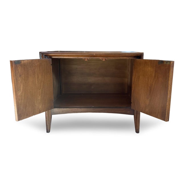 Mid 20th Century Pair of Mid 20th Century Modern Walnut Kent Coffey Perspecta Nightstands, Attributed For Sale - Image 5 of 14
