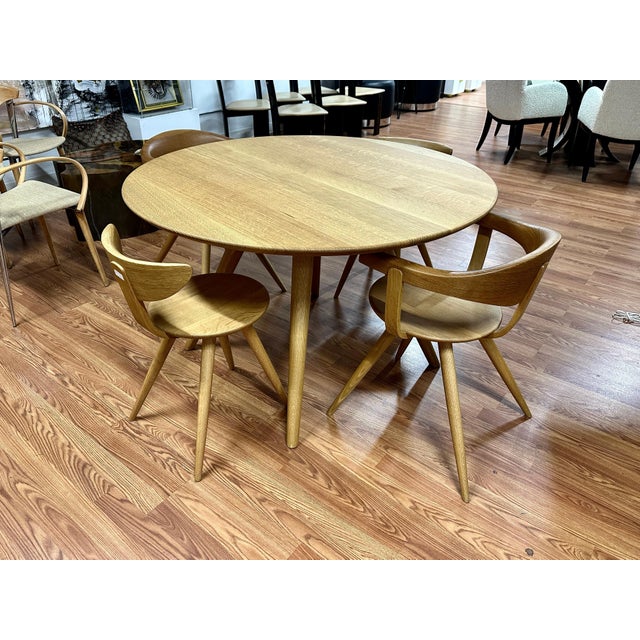 A beautiful dining table and chairs by Sori Yanaga Design for Hida of Japan. This wonderful set in oak consists of 2...