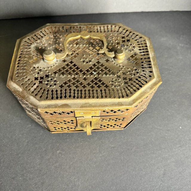 Late 20th Century Vintage Reticulated Brass Cricket Box With Hinged Lid For Sale - Image 5 of 6