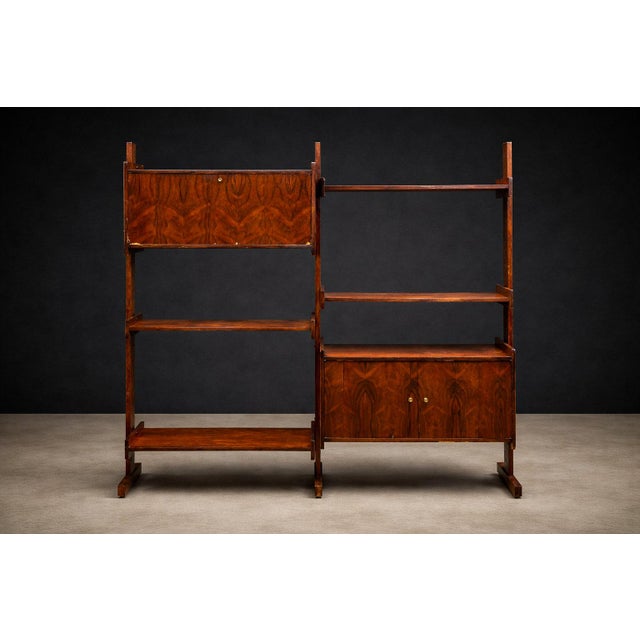 This Brazilian Modern bookshelf from the 1960s exemplifies the period’s commitment to modularity, material quality, and...