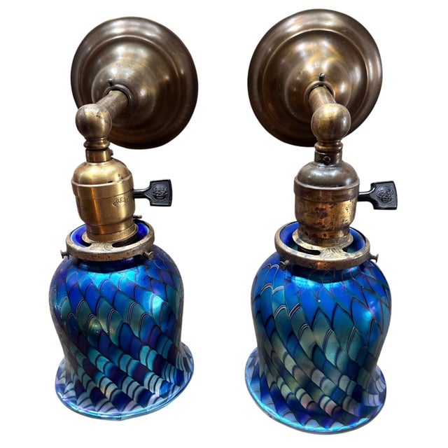 1970s Signed Orient and Flume Pulled Feather Pattern Art Glass Shades on Old Brass Sconces, Original Patina - Set of 4 For Sale - Image 4 of 8