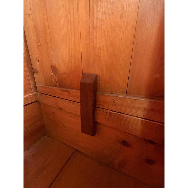 Wave-Fronted Wardrobe in Walnut Veneer from Zurich, 1720 For Sale - Image 9 of 12