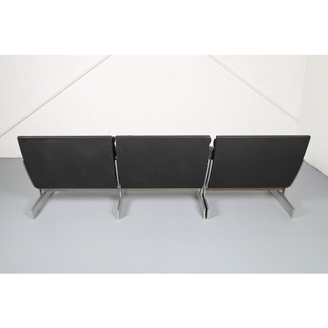 This exclusive ensemble, consisting of the two-seater bo-562 sofa and the matching bo-561 armchair, is a masterpiece of...