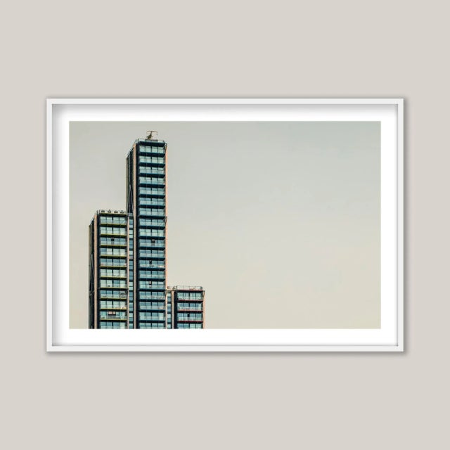 Merano, a tall residential building by RSHP Architects, stands along the River Thames in London, UK. Its bold design and...