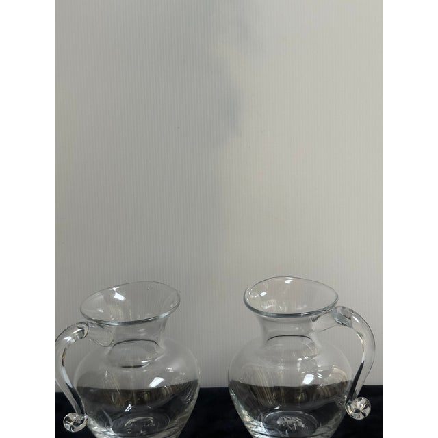 Transparent 1980s Signed Simon Pierce Shelburne Clear Hand-Blown Glass Pitcher With Handle and Pour Spout 6.6" Tall Set of Two(2) For Sale - Image 8 of 10