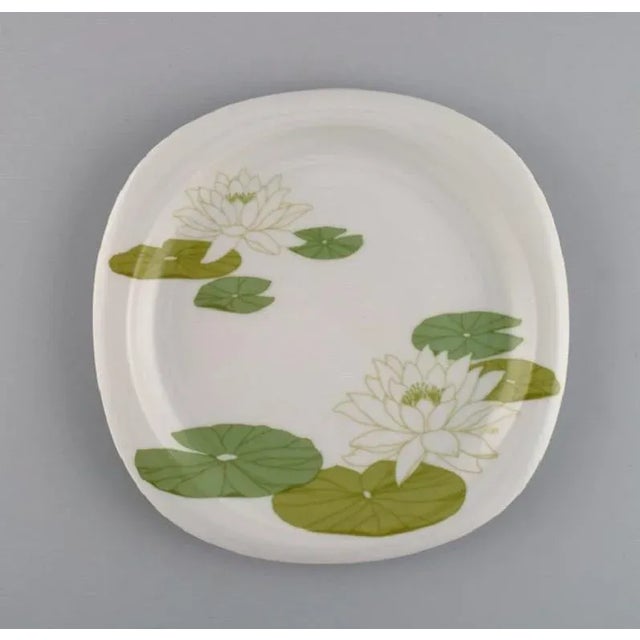 Timo Sarpaneva for Rosenthal. Six rare Suomi porcelain lunch plates decorated with water lilies. 1970s / 80s. Diameter:...