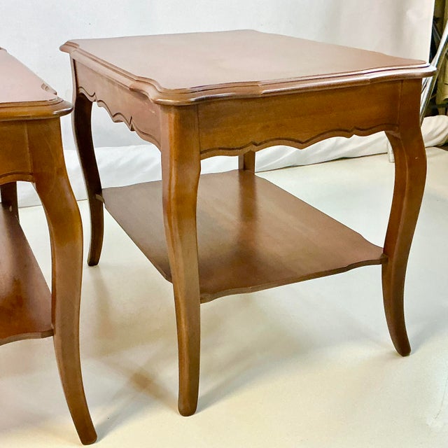 1950s 1950s Vintage Bassett French Provincial Maple 2-Tier Side Tables - A Pair. For Sale - Image 5 of 12